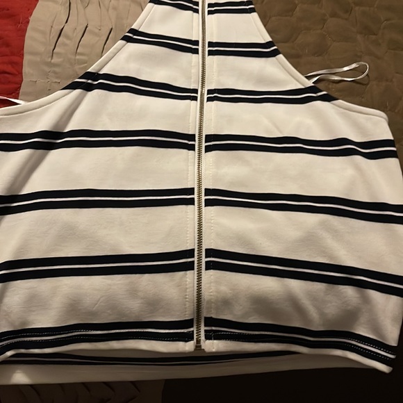 NWOT halter top with zipper front crop top. - Picture 4 of 9